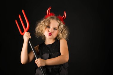 Şeytan kostümlü küçük kız