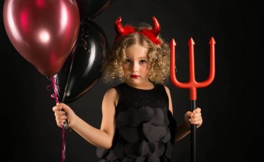 Şeytan kostümlü balonlar ile küçük kız