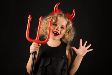 Şeytan kostümlü küçük kız