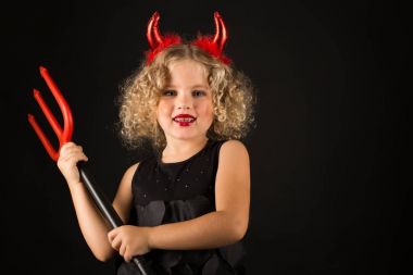 Şeytan kostümlü küçük kız