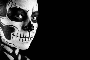 Kadın kürek vücut sanatı ile