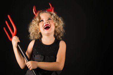 Şeytan kostümlü küçük kız