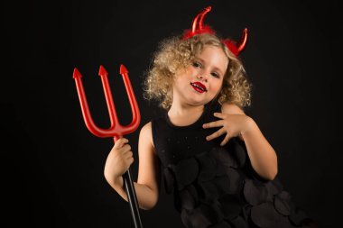 Şeytan kostümlü küçük kız