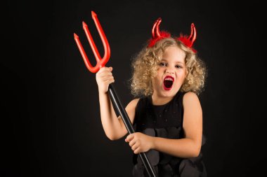 Şeytan kostümlü küçük kız