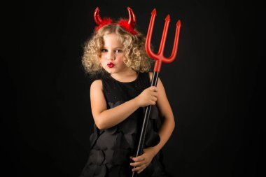 Şeytan kostümlü küçük kız