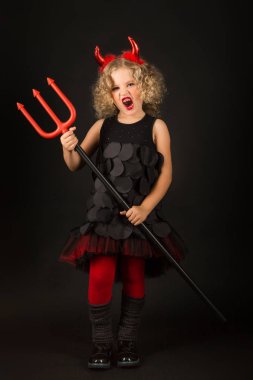 Şeytan kostümlü küçük kız