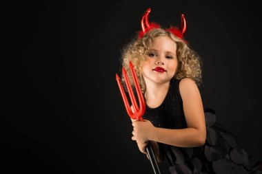 Şeytan kostümlü küçük kız
