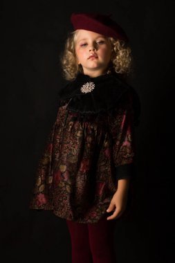 Kahverengi vintage elbiseli küçük kız