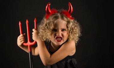 Şeytan kostümlü küçük kız