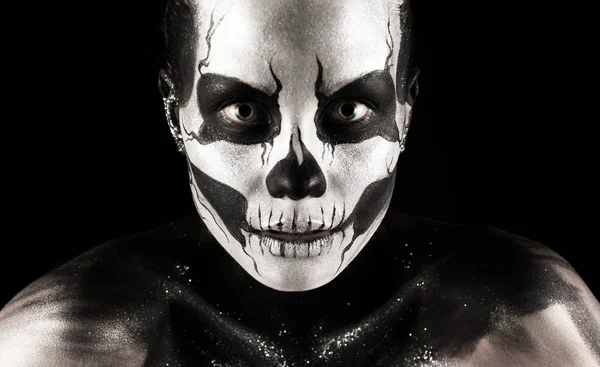 Kadın kürek vücut sanatı ile