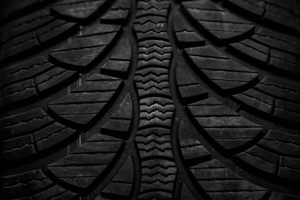 Шины чёрного автомобиля — стоковое фото