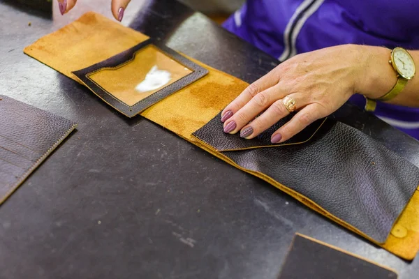 Çanta detay üzerinde çalışan kadın