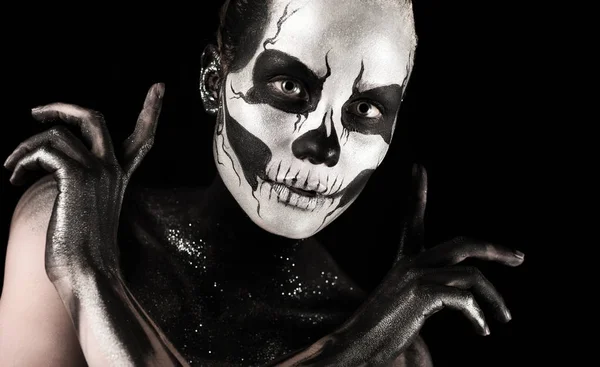 Mulher com scull body art — Fotografia de Stock