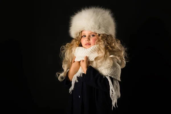 Bionda bambina in abiti invernali — Foto Stock