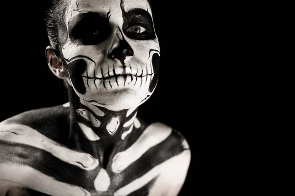 Frau mit Totenkopf-Körperkunst — Stockfoto