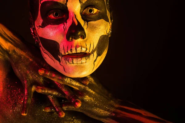 Kadın kürek vücut sanatı ile