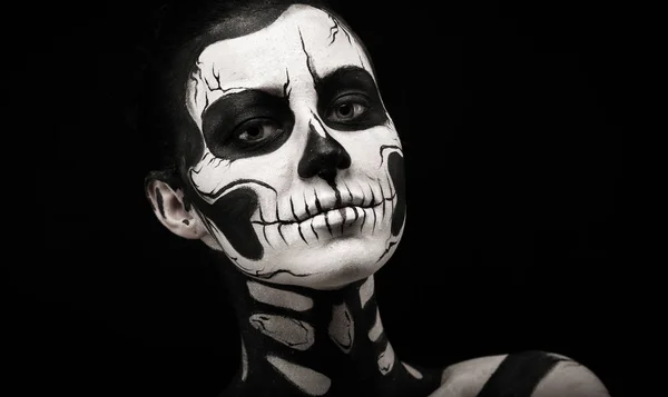 Mujer con scull body art —  Fotos de Stock