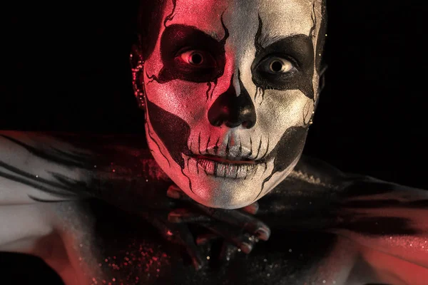 Kadın kürek vücut sanatı ile