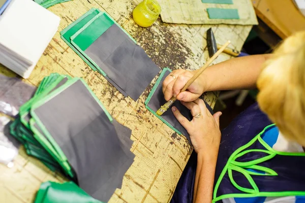 Çanta detay üzerinde çalışan kadın