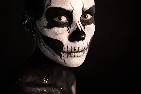 Mulher com scull body art — Fotografia de Stock