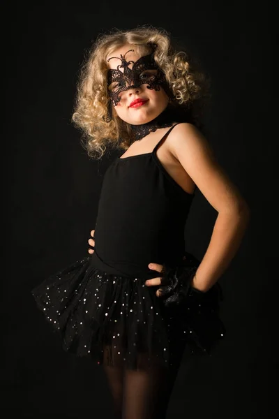 Bionda bambina in abito nero — Foto Stock