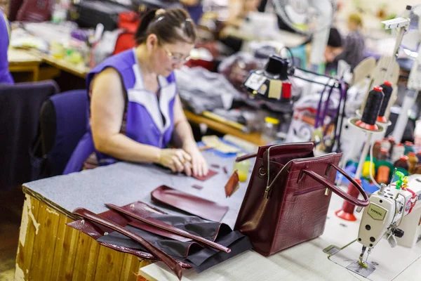 Çanta detay üzerinde çalışan kadın