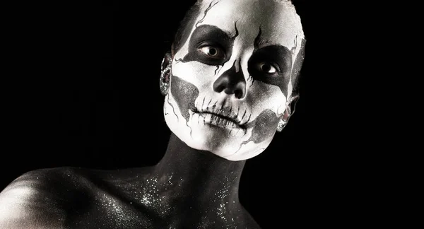 Mulher com scull body art — Fotografia de Stock