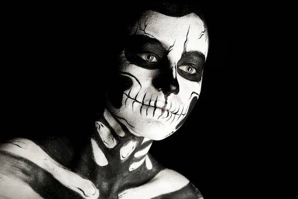 Mulher com scull body art — Fotografia de Stock