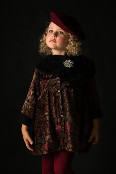 Menina em vestido vintage marrom — Fotografia de Stock