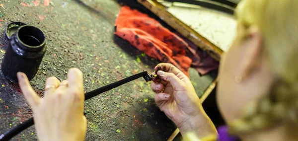 Çanta detay üzerinde çalışan kadın