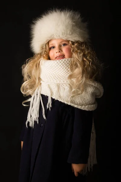 Bionda bambina in abiti invernali — Foto Stock