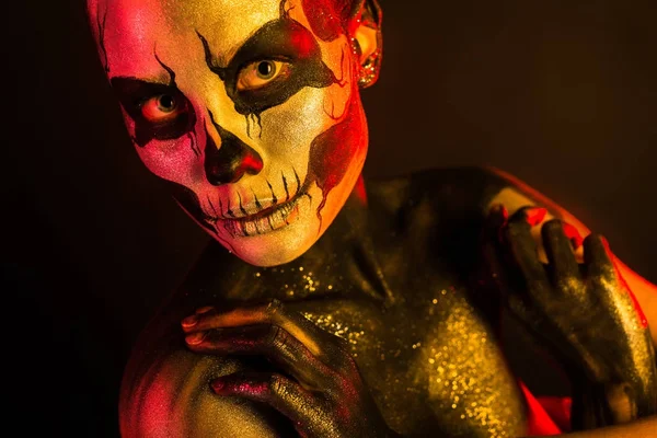 Kadın kürek vücut sanatı ile