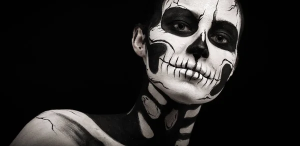 Mulher com scull body art — Fotografia de Stock