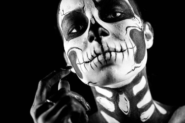 Mulher com scull body art — Fotografia de Stock