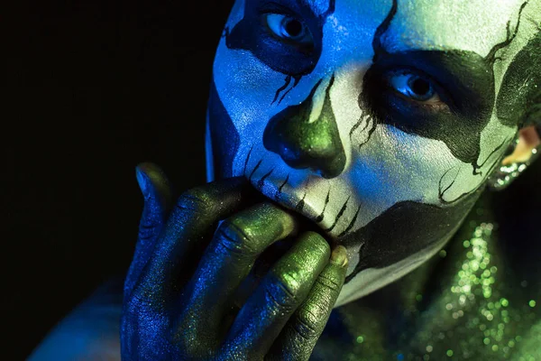 Kadın kürek vücut sanatı ile 