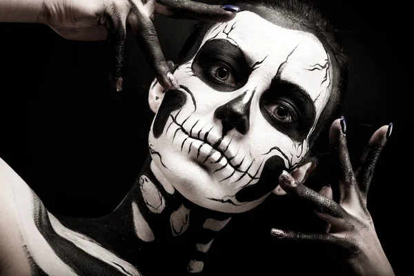 Mulher com scull body art — Fotografia de Stock