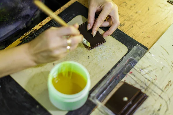 Çanta detay üzerinde çalışan kadın