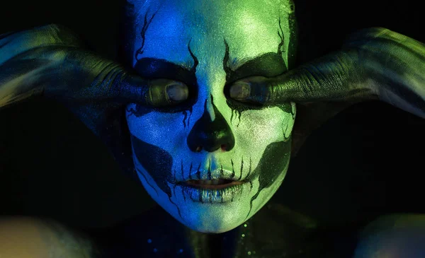 Kadın kürek vücut sanatı ile 