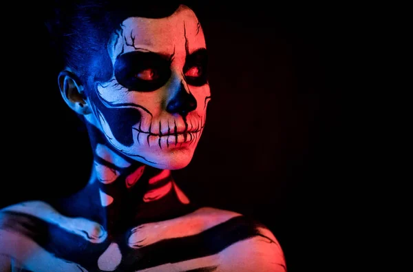 Mulher com scull body art — Fotografia de Stock