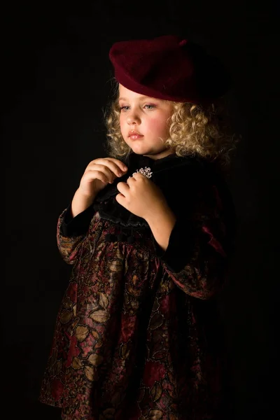 Маленька дівчинка в коричневій вінтажній сукні — стокове фото