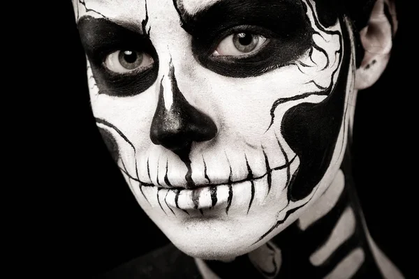 Kadın kürek vücut sanatı ile