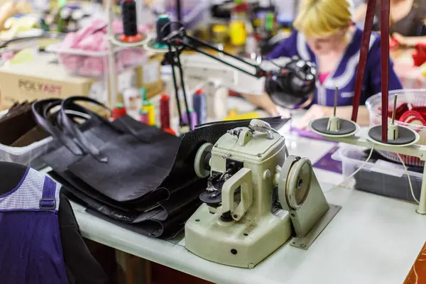 Çanta detay üzerinde çalışan kadın