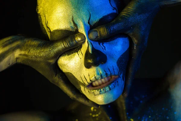 Kadın kürek vücut sanatı ile 