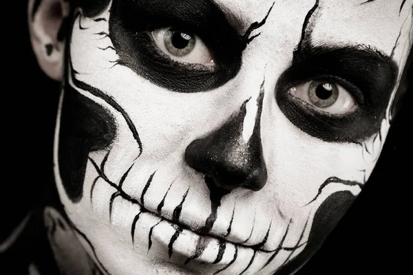 Kadın kürek vücut sanatı ile