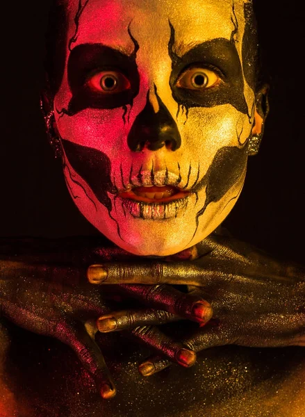 Kadın kürek vücut sanatı ile