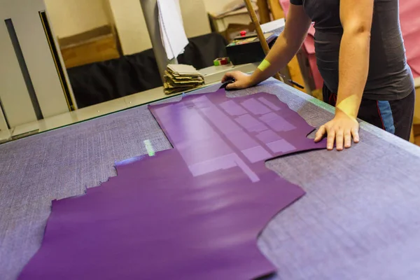 Woman working on bag detail — Stock Photo, Image