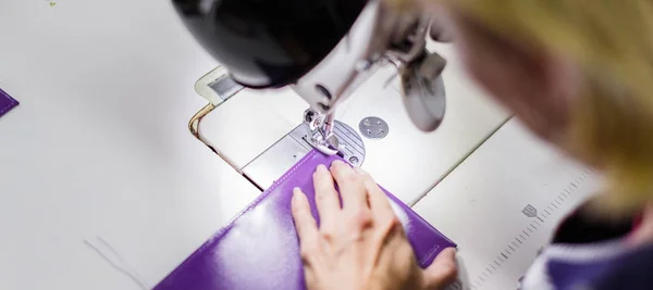 Woman sewing bag detail — Stock Photo, Image