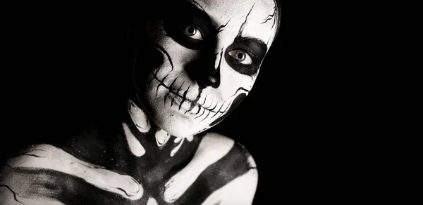 Mujer con scull body art —  Fotos de Stock