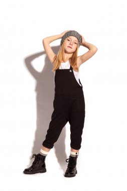 Tulum giymiş sarışın küçük kız