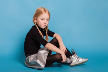 At kuyruklu saç modeli ile küçük kız